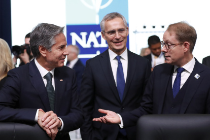 El secretario de Estado de los Estados Unidos, Antony J. Blinken (i), habla con el ministro de Relaciones Exteriores de Suecia, Tobias Billstrom (d), ante la mirada del secretario general de la Alianza, Jens Stoltenberg (c),
