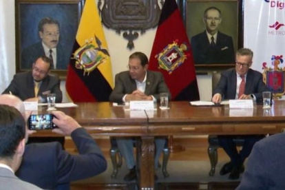 Convenio. El alcalde Santiago Guarderas firmó el convenio de operación de la primera línea del Metro de Quito.