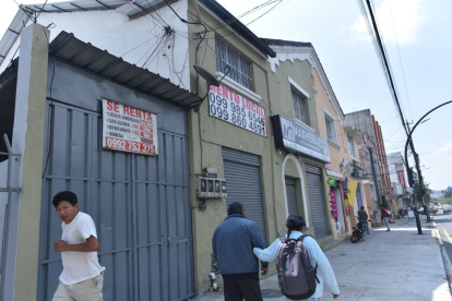 Viejo. Las fachadas de muchas edificaciones lucen maltrechas y sucias, generando mal aspecto a los visitantes.