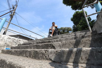 Dificultad. Para aquellos que se movilizan en silla de ruedas, las escaleras no son una opción viable. Frente a ello, deben pedir ayuda a otros para que los carguen y puedan solo así transportarse a sus destinos.