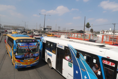 Tráfico. Los carriles estaban saturados en la vía a Daule por un accidente de tránsito que se dio la mañana de ayer.