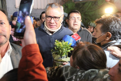 Pasadas las 18:30 de lunes 28 de noviembre, el exvicepresidente Jorge Glas salió de la Cárcel N° 4, en el norte de Quito. Un grupo de fieles adeptos lo acompañó. Ahora deberá completar sus sentencias de seis y ocho años de cárcel, por asociación ilícita y cohecho, en libertad.