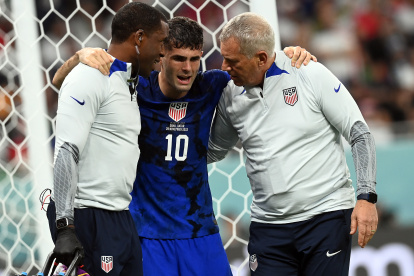 Doha (Qatar), 29/11/2022.- Christian Pulisic of the USA (C) gets assistance after colliding with goalkeeper Alireza Beiranvand of Iran as he scored the 1-0 during the FIFA World Cup 2022 group B soccer match between Iran and the USA at Al Thumama Stadium in Doha, Qatar, 29 November 2022. (Mundial de Fútbol, Estados Unidos, Catar) EFE/EPA/Neil Hall