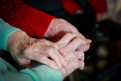 Fotografía de archivo de dos ancianos en una residencia.