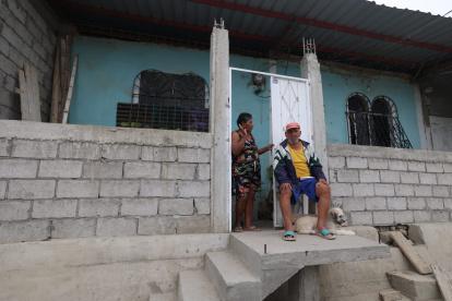 En este domicilio resultaron heridas una mujer y su sobrina de 15 años.