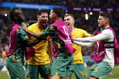 Mathew Leckie (2L) de Australia celebra con sus compañeros el 1-0 en Al Janoub Estadio en Al Wakrah, Qatar, 30 noviembre 2022.