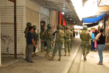 Los militares llegaron a la bahía para junto a la Policía investigar el origen de los mensajes.