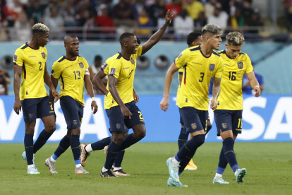 Moisés Caicedo (c) de Ecuador celebra un gol , en un partido de la fase de grupos del Mundial de Fútbol Qatar 2022 entre Ecuador y Senegal.