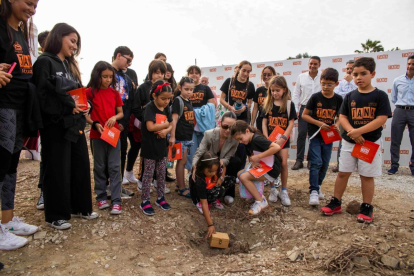 Actividad. Los niños participaron en la colocación de la primera piedra.
