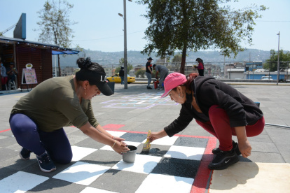 Tradiciones. En una parte de la plaza se pintaron juegos propios de Quito.