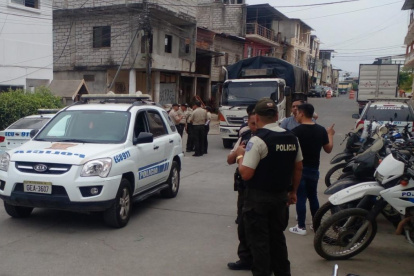 Agentes de la Policía trataban de identificar el cuerpo hallado en el río