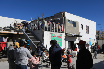 Migrantes de origen centroamericano permanecen en un albergue hoy, en la fronteriza Ciudad Juárez, Chihuahua (México). EFE/ Luis Torres