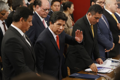 El presidente peruano, Pedro Castillo (c), participa en el IV Gabinete Binacional Chile-Perú, hoy, en el palacio presidencial de La Moneda, en Santiago (Chile). EFE/Elvis González