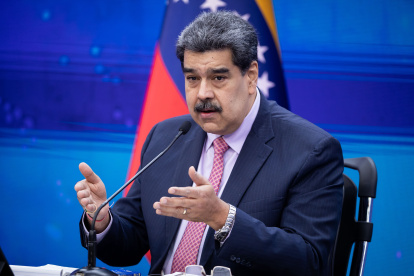 El presidente de Venezuela, Nicolás Maduro, habla durante una rueda de prensa desde el Palacio Miraflores, hoy, en Caracas (Venezuela). Maduro aseguró este miércoles que el país tiene entre 24.000 y 30.000 millones de dólares bloqueados en el exterior, producto de las sanciones económicas internacionales. Se trata de dinero “congelado, bloqueado, secuestrado”, dijo el mandatario durante la rueda de prensa con medios locales e internacionales en el palacio presidencial de Miraflores. EFE/ Rayner Peña