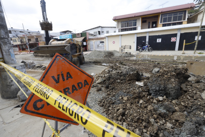 Vía cerrada. Varias cuadras se mantienen inhabilitadas y las maquinarias continúan trabajando