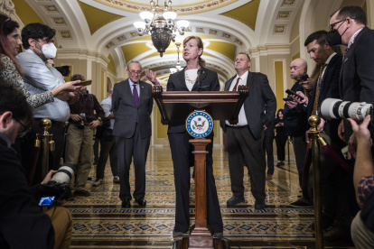 La senadora demócrata de Wisconsin Tammy Baldwin habla con los medios de comunicación sobre el proyecto de ley para proteger el matrimonio entre personas del mismo sexo en el Capitolio de los Estados Unidos. EFE/EPA/JIM LO SCALZO