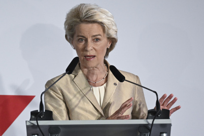 la presidenta de la Comisión Europea, Ursula von der Leyen, durante la cumbre informal de la UE en Praga, República Checa, el 7 de octubre de 2022. EFE/EPA/MARTIN DIVISEK