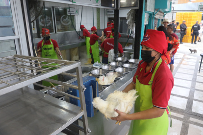 Higiene. La distribuidora Beatriz Sánchez fue presentada por Agrocalidad como un ejemplo de la limpieza que debe existir en los locales de faenamiento de pollos.