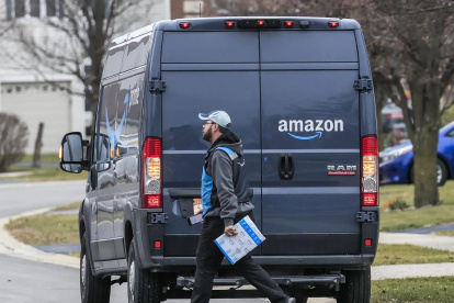 Empresa.- Un carro de Amazon moviliza los productos para entregar a clientes.