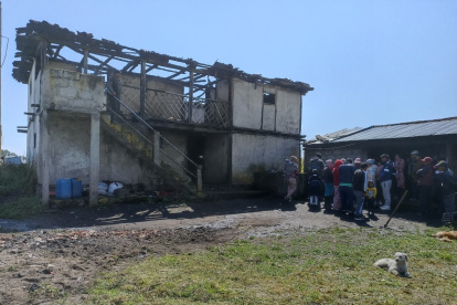 Tisaleo. Así quedó la casa tras el incendio que ocurrió la mañana de ayer.