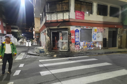 Ambato. Así quedó el negocio tras el atentado que sufrió.