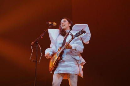 La muestra también incluye un escenario de muñecas gigantes que se conecta con la participación que tendrá la artista en el Festival Viña del Mar.