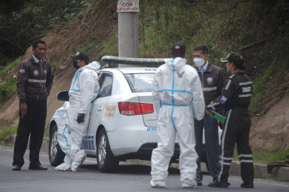 Policías en la escena del crimen.