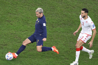 Doha (Qatar), 30/11/2022.- Antoine Griezmann (L) of France in action against Montassar Talbi of Tunisia during the FIFA World Cup 2022 group D soccer match between Tunisia and France at Education City Stadium in Doha, Qatar, 30 November 2022. (Mundial de Fútbol, Francia, Túnez, Túnez, Catar) EFE/EPA/Mohamed Messara