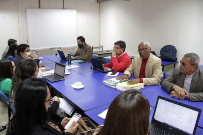 Delegados del Ejecutivo y de las organizaciones indígenas para verificar el avance del acuerdo 216 del Código de Trabajo en Petroecuador.