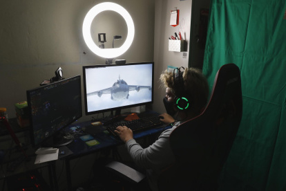 Un gamer compite con otros jugadores de Latinoamérica vía internet, , desde su casa en Lima (Perú), en una fotograía de archivo.