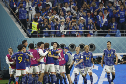 Jugadores de Japón celebran un gol de Ao Tanaka hoy, en un partido de la fase de grupos del Mundial de Fútbol Qatar 2022 entre Japón y España en el estadio Internacional Jalifa en Doha (Catar).