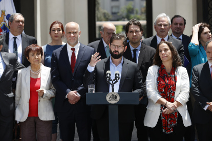 El presidente de Chile, Gabriel Boric (c), junto a la ministra de Relaciones Exteriores, Antonia Urrejola (2d), y acompañados por distintas autoridades, habla durante una rueda prensa luego de conocer el fallo por las aguas transfronterizos del Silala, hoy, en Santiago (Chile). Boric aseguró este miércoles que el fallo de la Corte Internacional de Justicia (CIJ) de La Haya es "sólido", "fundamentado" y "categórico" y que el máximo tribunal de las Naciones Unidas reconoció que el rio Silala, que nace en Bolivia, es internacional. "Nuestro país puede estar tranquilo con la sentencia. Hemos obtenido la certeza jurídica que fuimos a buscar!", reconoció el mandatario chileno en una declaración oficial desde el palacio La Moneda, sede de Gobierno. EFE/ Elvis González