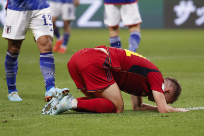 Dani Olmo de España tras una falta hoy, en un partido de la fase de grupos del Mundial de Fútbol Qatar 2022 entre Japón y España en el estadio Internacional Jalifa en Doha (Catar).