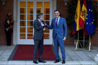 Fotografía de archivo en la que se registró un encuentro del presidente del Gobierno español, Pedro Sánchez (d), y del presidente de Ecuador, Guillermo Lasso (i), en el Palacio de la Moncloa, en Madrid (España).