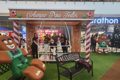 Área. El columpio permite que personas en sillas de ruedas suban.