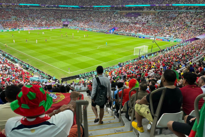 Antes de que terminen los partidos, es común apreciar a decenas de hinchas moverse entre las gradas para retirarse de los escenarios, con el objetivo de poder llegar a otros partidos del torneo.