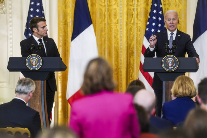El presidente de Estados Unidos Joe Biden (d), y el presidente de Francia, Emmanuel Macron (i), hablan en una conferencia de prensa, este 1 de diciembre de 2022. EFE/EPA/Shawn Thew