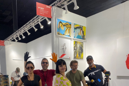 Miami. La activista Ana Olema (i), junto a artistas cubanos.