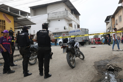 Guayaquil. El cuerpo es embarcado en el carro de Medicina Legal.