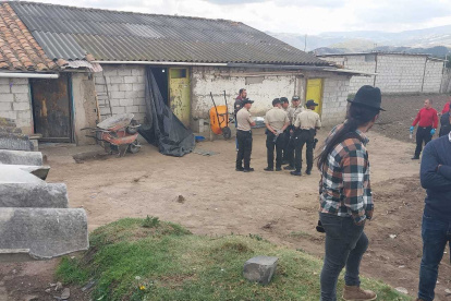 Pedro Moncayo. Elementos de la Policía recogen evidencias.