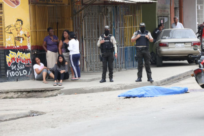 Familiares de Javier Bernita Cevallos lloran a escasos dos metros de su cadáver.