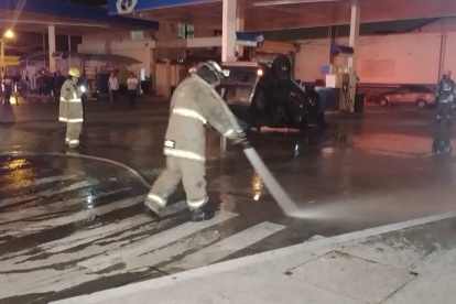 Al lugar del suceso llegaron agentes de la Autoridad de Tránsito y Movilidad (ATM) y de la Oficina de Investigación de Accidentes de Tránsito (OIAT) para recabar indicios que ayuden a esclarecer este percance. El carro accidentado quedó con las llantas hacia arriba y cerca de uno de los surtidores de gasolina.

El conductor del automotor se rehusaba a ser trasladado a la Fiscalía. Minutos después los agentes de tránsito lograron subirlo al patrullero para que sea puesto a órdenes de las autoridades.

Por la magnitud del percance socorristas del Cuerpo de Bomberos también arribaron al sitio, ya que por el impacto pudo desatarse una tragedia. Finalmente, el carro fue trasladado al Centro de Retención Vehicular