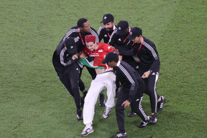 Doha (Qatar), 30/11/2022.- Security detain a pitch invader during the FIFA World Cup 2022 group D soccer match between Tunisia and France at Education City Stadium in Doha, Qatar, 30 November 2022. (Mundial de Fútbol, Francia, Túnez, Túnez, Catar) EFE/EPA/Mohamed Messara