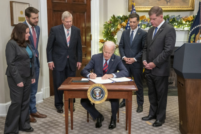 El presidente de los Estados Unidos, Joe Biden, con el secretario del Trabajo, Marty Walsh (d), el secretario de Transporte, Pete Buttigieg (2-d) y el secretario de Agricultura, Tom Vilsack (3-i) en la Sala Roosevelt de la Casa Blanca en Washington, DC, EE. UU. EFE/Shawn Thew