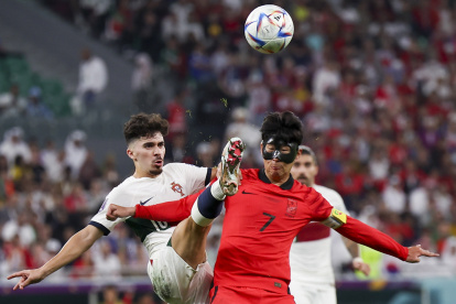 Heungmin Son (R) of South Korea in action against Vitinha of Portugal during the FIFA World Cup 2022 group H soccer match between South Korea and Portugal at Education City Stadium in Doha, Qatar, 02 December 2022.