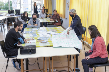 La trabajadora de Amica y voluntaria del proyecto, Patricia Rosellón, explica el funcionamiento del banco del tiempo a un grupo de usuarios del mismo. La asociación Amica, que trabaja en el campo de la discapacidad desde 1984 en Torrelavega, está poniendo en marcha un banco del tiempo en el que los participantes intercambiarán servicios y habilidades en beneficio del conjunto de la comunidad. EFE/Javier G. Paradelo