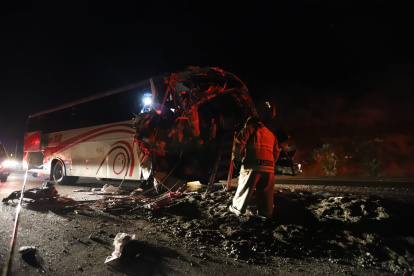 El bus se impactó contra un camión, resultando dañada la parte frontal.