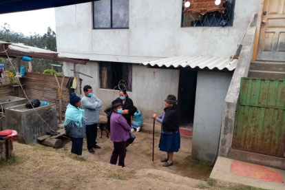 Duelo. Las honras fúnebres de los niños asesinados la mañana del jueves se realizaron en el domicilio de la familia materna. La abuela de los pequeños habló de su desgracia.