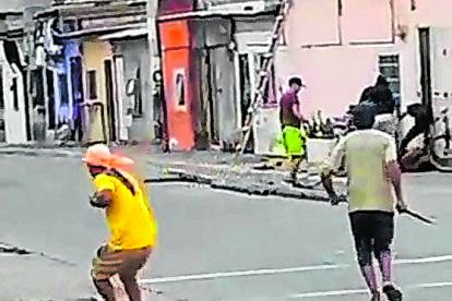 Guayaquil. La víctima cuando era atacada por sus perseguidores.