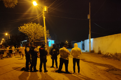 Montecristi. En la puerta se ven parte de los daños generados.